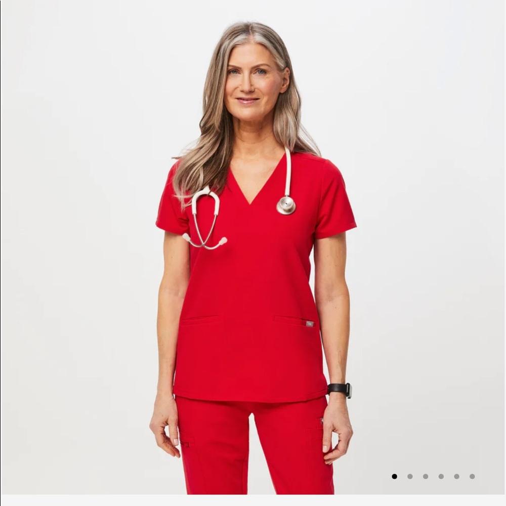 Figs pop red scrub set